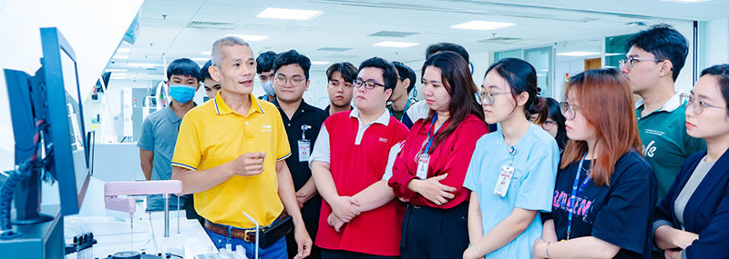 Sinh viên Xét nghiệm Y học HIU tiếp cận công nghệ chẩn đoán hiện đại tại Tập đoàn Roche