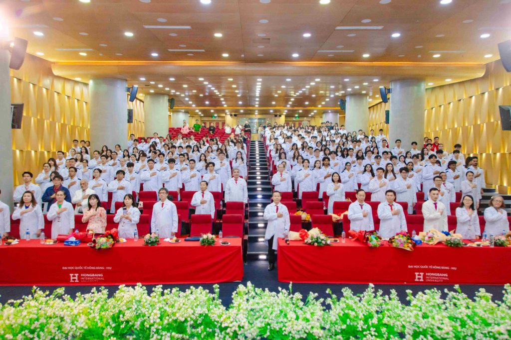 Lễ trao áo blouse trắng Khoa Y năm 2026