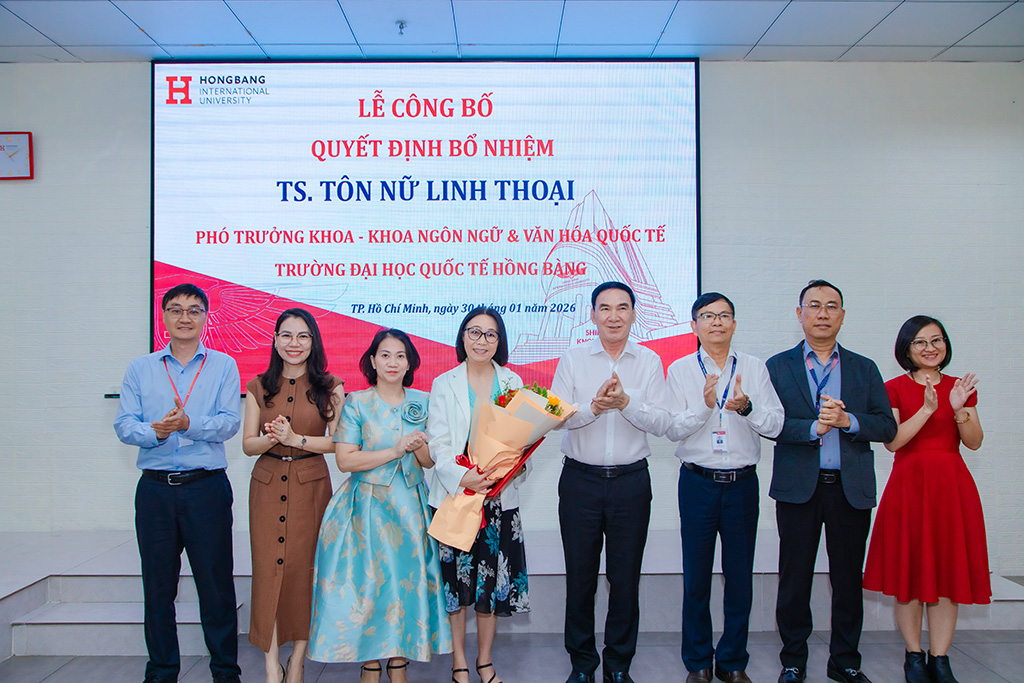 Ban Giám hiệu Trường Đại học Quốc tế Hồng Bàng trao hoa chúc mừng cho TS. Tôn Nữ Linh Thoại tại Lễ bổ nhiệm