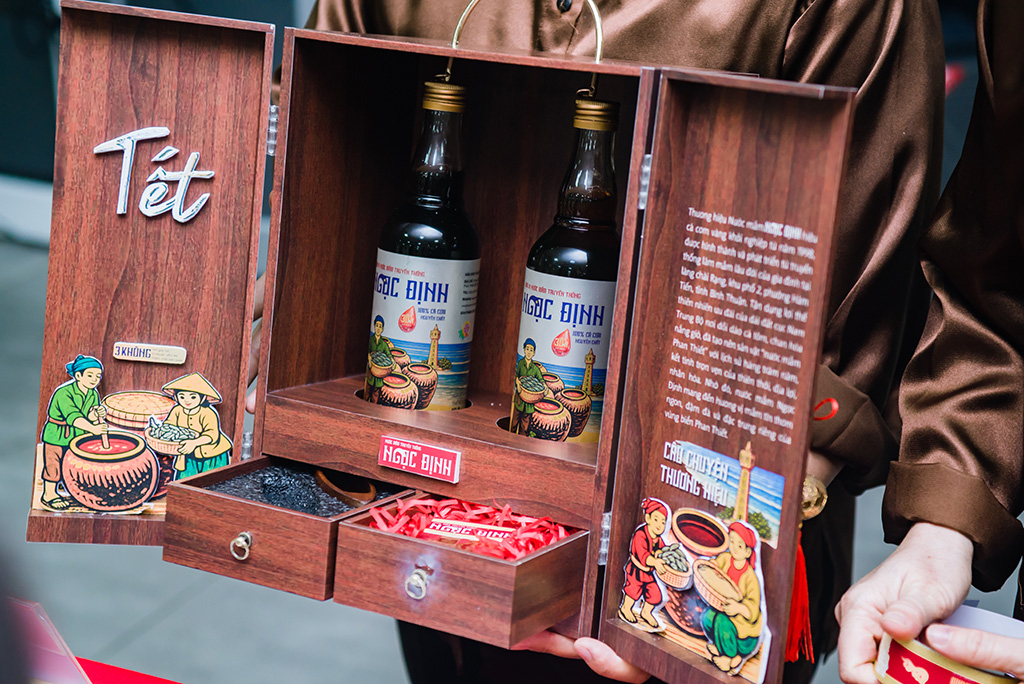 Demo hộp quà Tết độc đáo của nhóm bạn sinh viên Truyền thông đa phương tiện HIU tại Final Pitching Day 2026