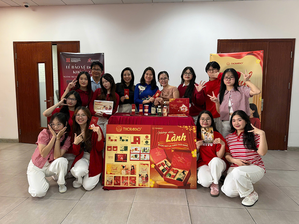 Nhóm sinh viên chụp ảnh kỷ niệm cùng thầy cô và đại diện doanh nghiệp