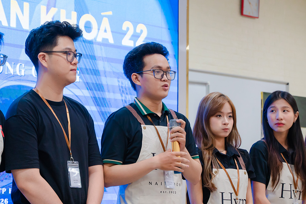 Một nhóm sinh viên trực tiếp pitching ý tưởng truyền thông trước hội đồng giảng viên và đại diện doanh nghiệp