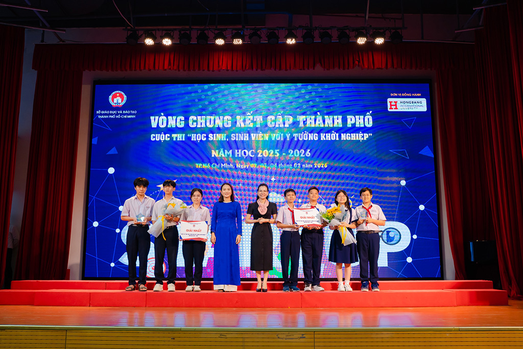 Bà Huỳnh Lê Như Trang (thứ 4 từ trái qua) và ThS.NCS Trần Thuý Trâm Quyên, Phó Hiệu trưởng Trường Đại học Quốc tế Hồng Bàng trao giải nhất cho các dự án xuất sắc.