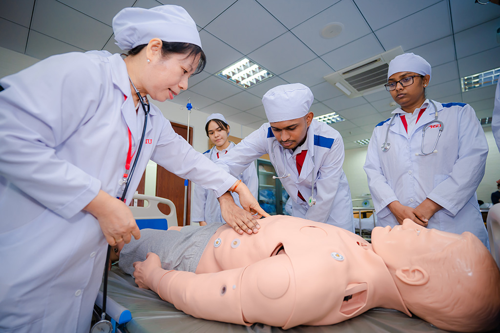 Sinh viên quốc tế Y khoa trong giờ thực hành