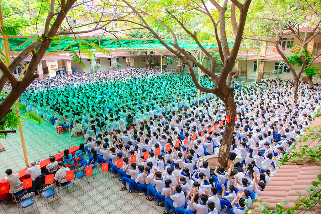 Học sinh THPT Bình Chiểu tham dự buổi trò chuyện “Mẹ – điều bình dị phi thường” sáng 2/3 tại sân trường.