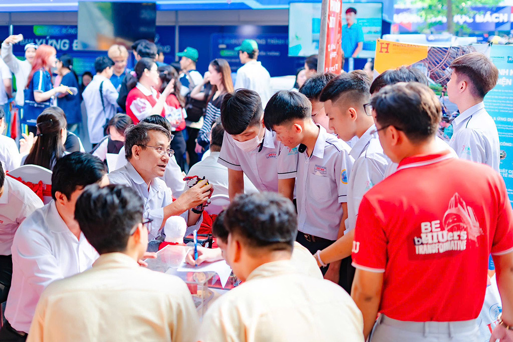 Gian tư vấn của Trường Đại học Quốc tế Hồng Bàng thu hút đông đảo học sinh và phụ huynh tại Ngày hội Tư vấn tuyển sinh - hướng nghiệp 2026.