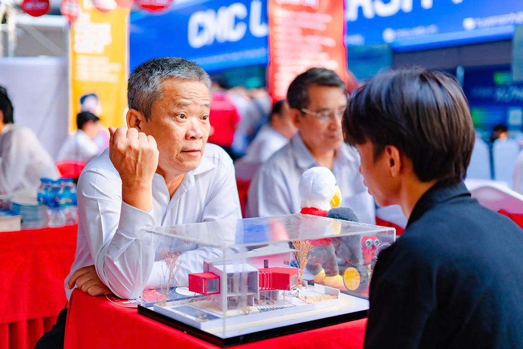 Học sinh trao  đổi trực tiếp với giảng viên của HIU để tìm hiểu chương trình đào tạo và  cơ hội nghề nghiệp nhóm ngành Công nghệ Kỹ thuật