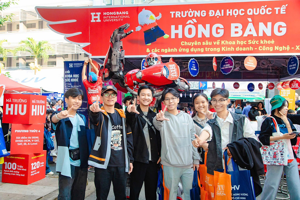 Ngày hội Tư vấn tuyển sinh – hướng nghiệp 2026 quy tụ hàng trăm gian tư vấn của các trường đại học, thu hút đông đảo học sinh tham dự.