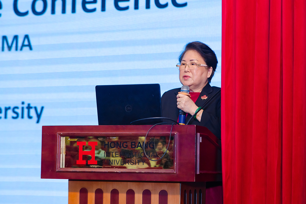 TTƯT.GVC.ThS. Nguyễn Thị Hương - Phó Trưởng khoa Thường trực Khoa Kỹ thuật Phục hồi chức năng phát biểu tại Hội nghị trao đổi học thuật quốc tế