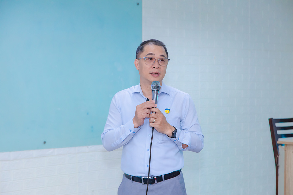 TS. Nguyễn Nam Hải - Phó Viện Trưởng Viện Văn hóa Nghệ thuật TDTT, Trường Đại học Công nghệ TP HCM trình bày tham luận tại hội thảo