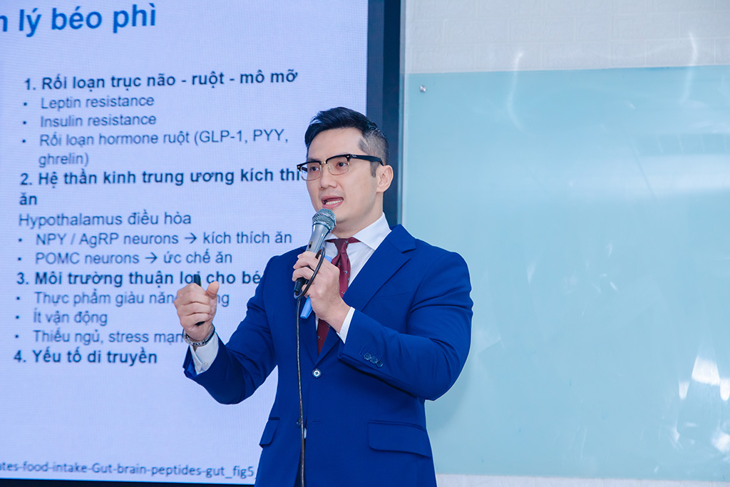 ThS.BS.CK1 Nguyễn Khoa Bình - Phó giám đốc Trung tâm tiết niệu - Nam Khoa, Bệnh viện Phương Nam trình bày báo cáo tại hội thảo