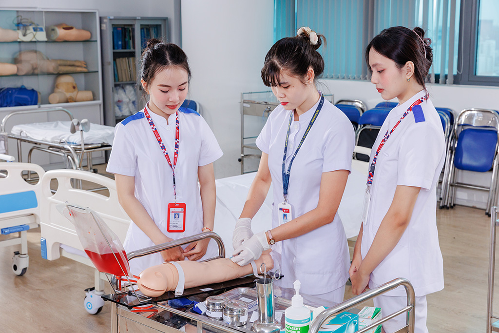 Sinh viên ngành Điều dưỡng - Hộ sinh tại HIU được đào tạo chương trình ứng dụng giữa lý thuyết và thực tiễn