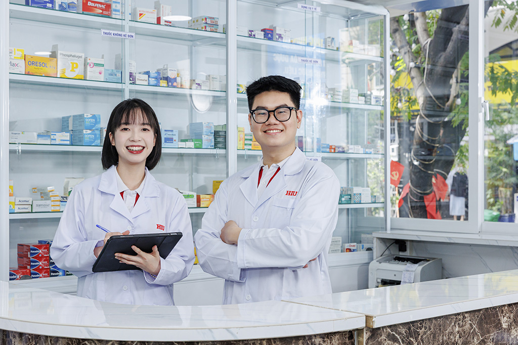 Ngay từ năm nhất, sinh viên đã được tiếp cận thực hành tại hệ thống phòng thực hành, Nhà thuốc Hồng Bàng và Vườn Dược liệu của  HIU
