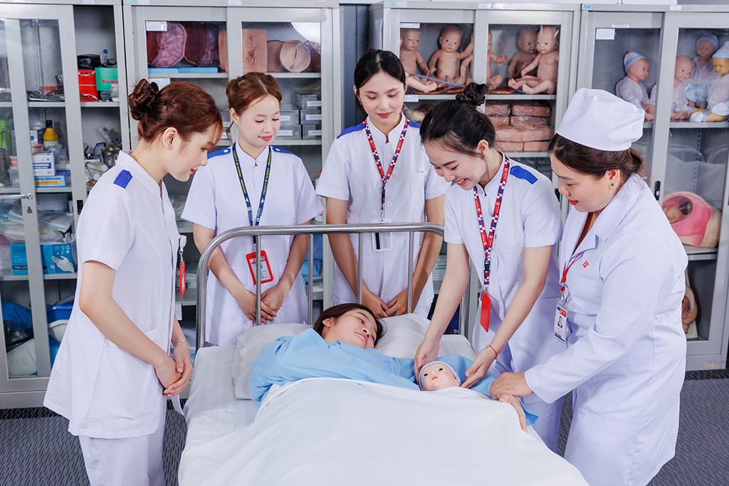 Ngành hộ sinh đặc biệt phù hợp với các bạn có nhu cầu chăm sóc mẹ và bé