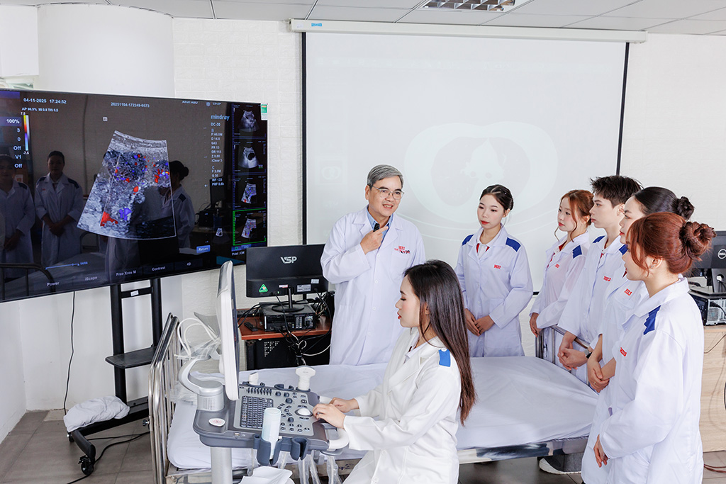 Giờ thực hành của sinh viên Kỹ thuật Hình ảnh Y học HIU với máy móc tiên tiến, nâng cao kỹ năng chuyên môn.