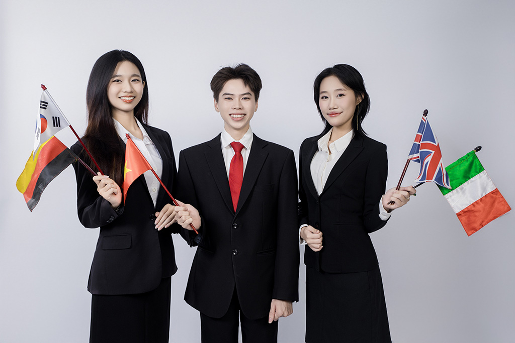 Sinh viên ngành Quan hệ quốc tế được trang bị kiến thức toàn cầu, sẵn sàng làm việc trong môi trường đa văn hóa.