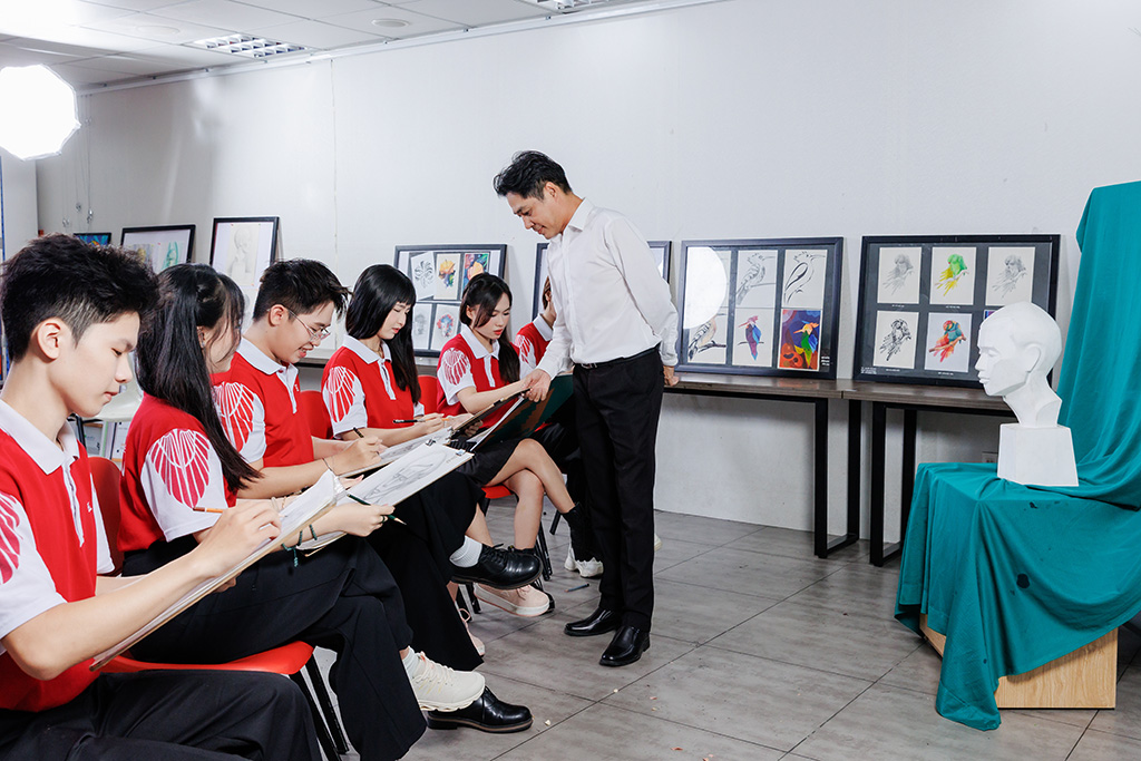 Sinh viên ngành Thiết kế đồ họa HIU trong giờ học thực hành.