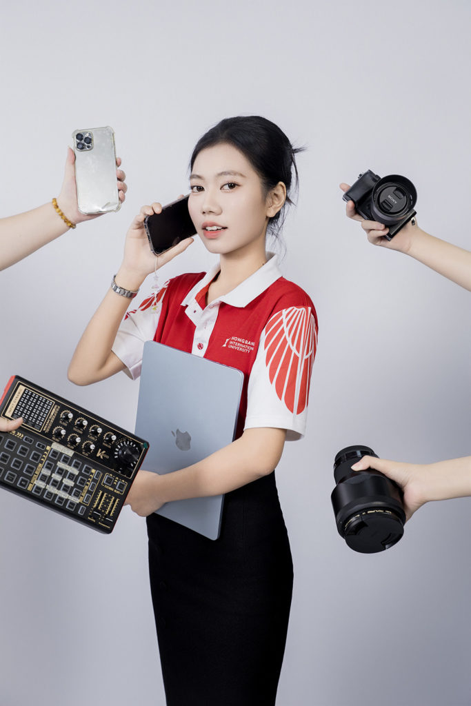 Tốt nghiệp ngành Quan hệ công chúng, sinh viên có thể phát triển sự nghiệp trong vai trò phóng viên, nhà báo chuyên nghiệp.