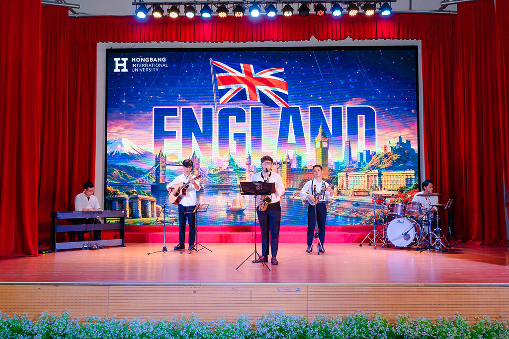 Một tiết mục biểu diễn của thầy trò ngành Ngôn ngữ Anh HIU