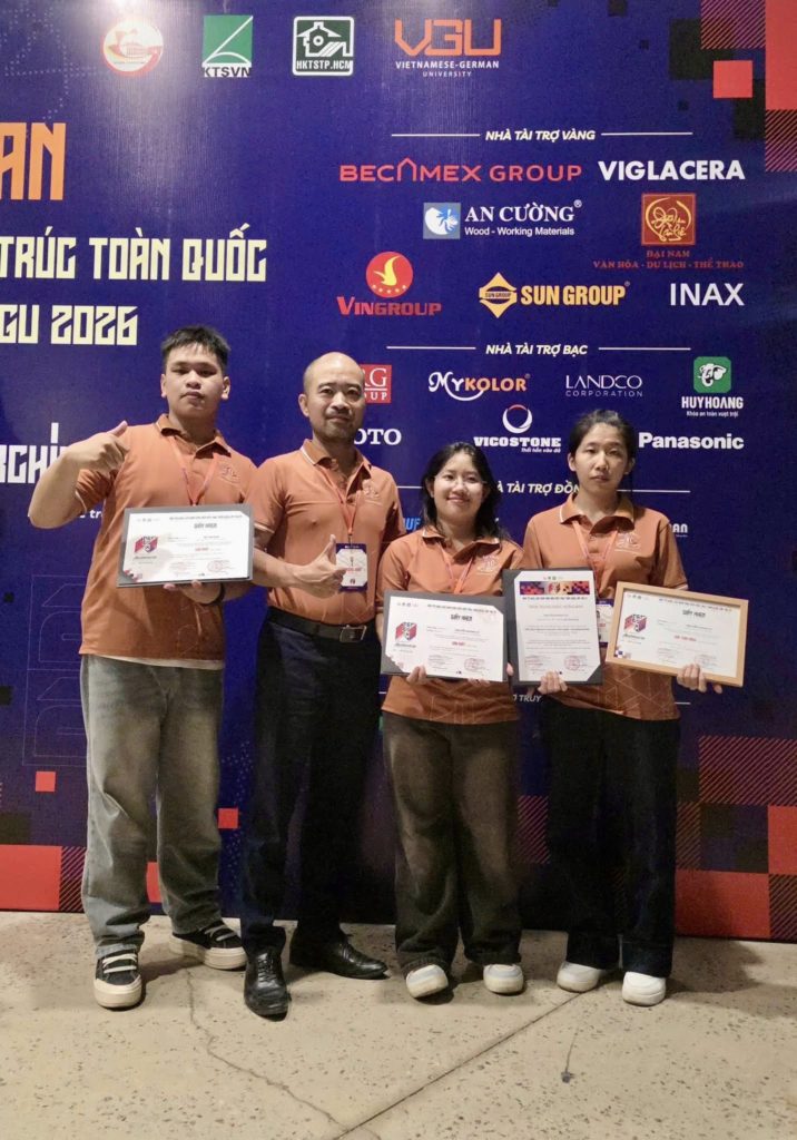 ThS.KTS Thái Đức Lịch (thứ hai, từ trái sang) chụp ảnh kỷ niệm cùng các bạn sinh viên đạt giải cao.