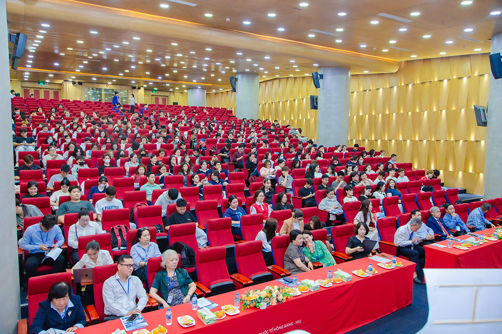 Đại biểu, chuyên gia và sinh viên tham dự hội nghị khoa học “Tiếp cận kỹ thuật mới trong chẩn đoán và điều trị” do Khoa Xét nghiệm Y học HIU tổ chức ngày 12/4/2026.