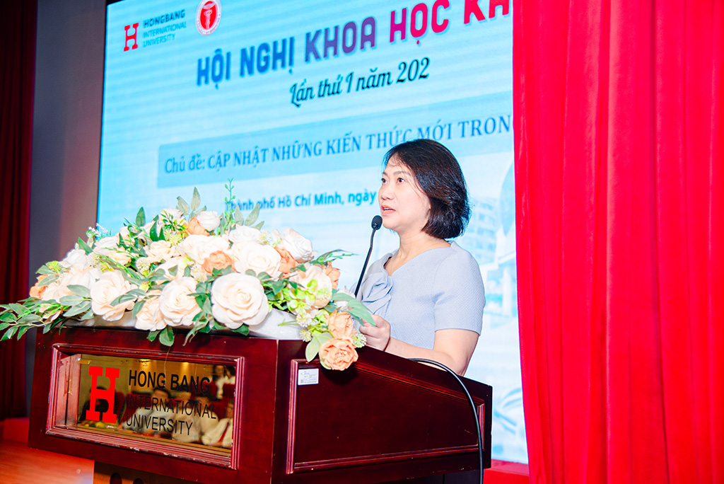 PGS.TS Nguyễn Thị Thu Thủy – Phó Hiệu trưởng HIU phát biểu tại hội nghị, chia sẻ định hướng thúc đẩy nghiên cứu và đổi mới trong đào tạo.
