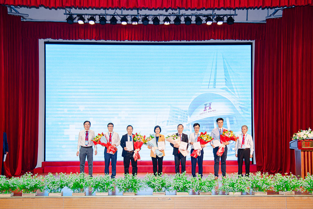 Đại diện Ban Tổ chức tặng hoa tri ân chủ tọa đoàn tham gia hội nghị.