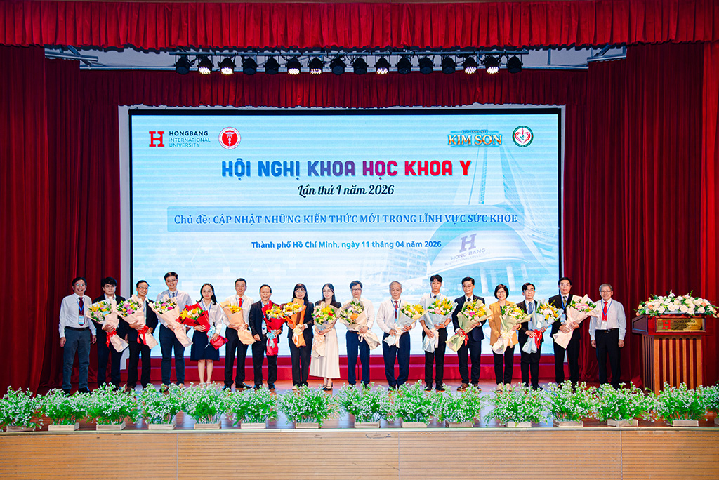 Đại diện Ban Tổ chức tặng hoa tri ân  cho các báo cáo viên tham gia hội nghị