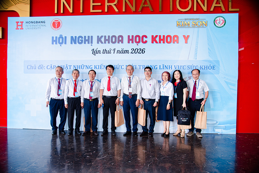 Đại biểu khách mời chụp ảnh kỷ niệm tại hội nghị.